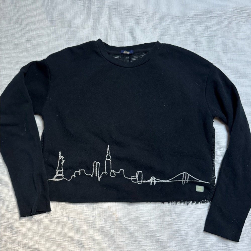 Cropped Butter Sweatshirt with NYC Skyline
